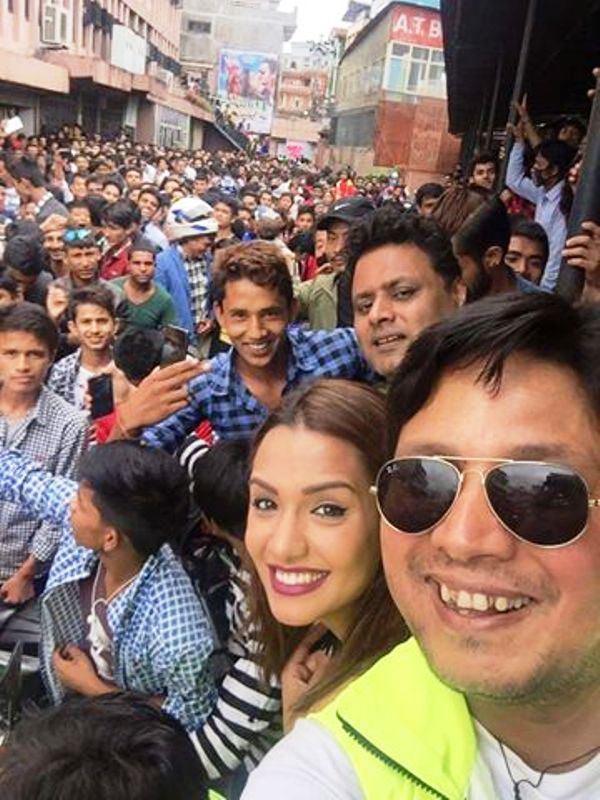 छक्का–पञ्जा हेर्ने दर्शकहरुको उर्लदो भीडवाट दीपक र प्रियंका दंगै
