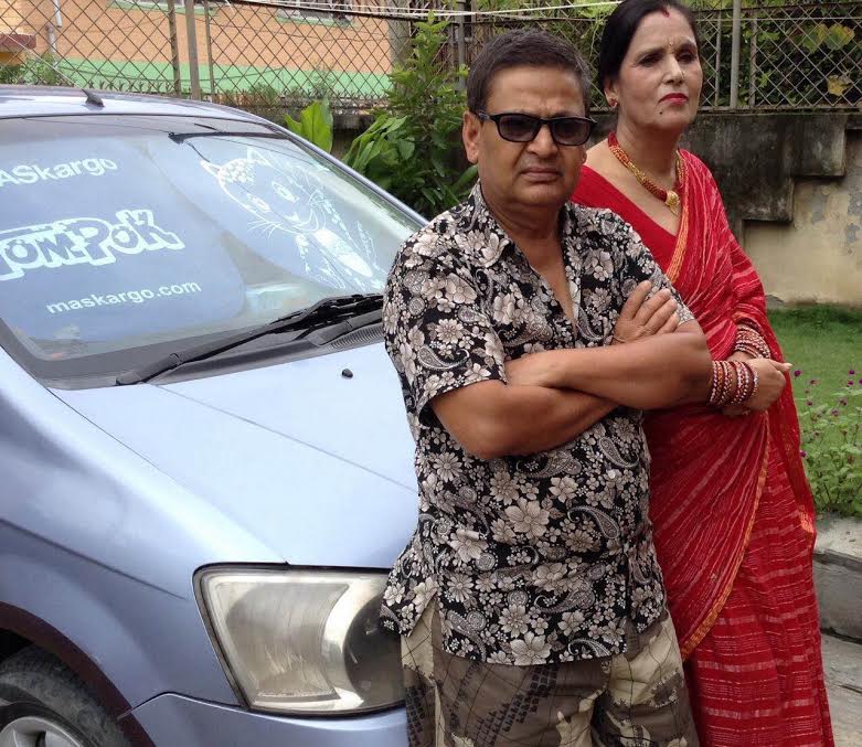खुराफाती हाकिम मनोज आचार्य जीवन संगीनी नीता आचार्यको साथमा !