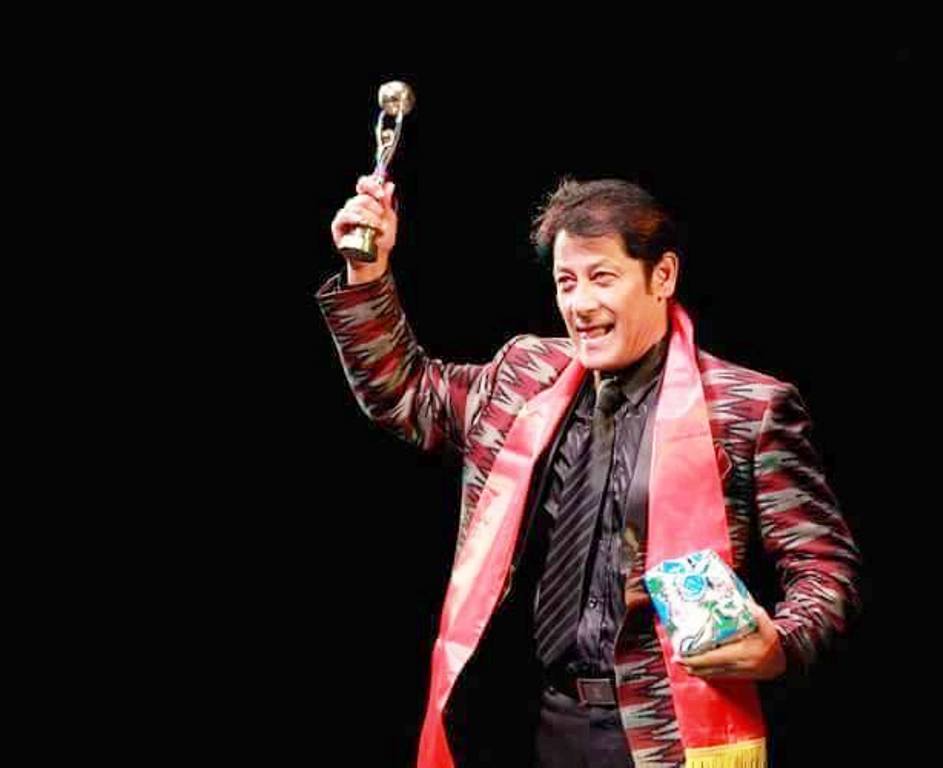 नेपालका बरिष्ठ अभिनेता शिव श्रेष्ठ क्षितिजाले क्रियसन गरेको बेग्लै डिजाइनको पहिरनमा ।