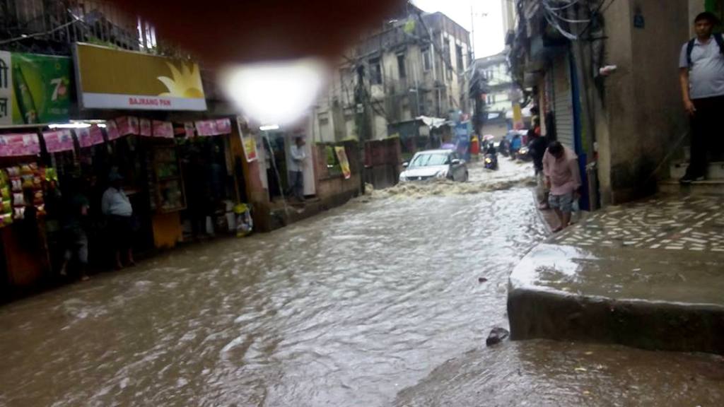 काठमाडौमा परेको अविरल बर्षाले सडक नदी जस्तै बन्यो ! तस्वीर–राज महर्जन ।