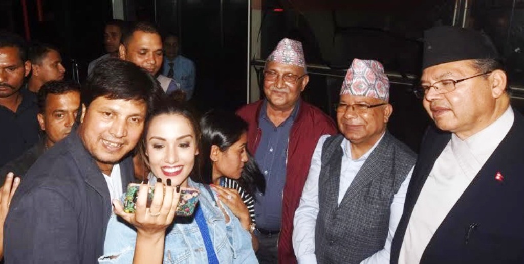 पूर्वप्रधानमन्त्रीहरु केपी शर्मा ओली, माधव नेपाल र झलनाथ खनालसंग सेल्फी खिच्दै दीपक र प्रियंका
