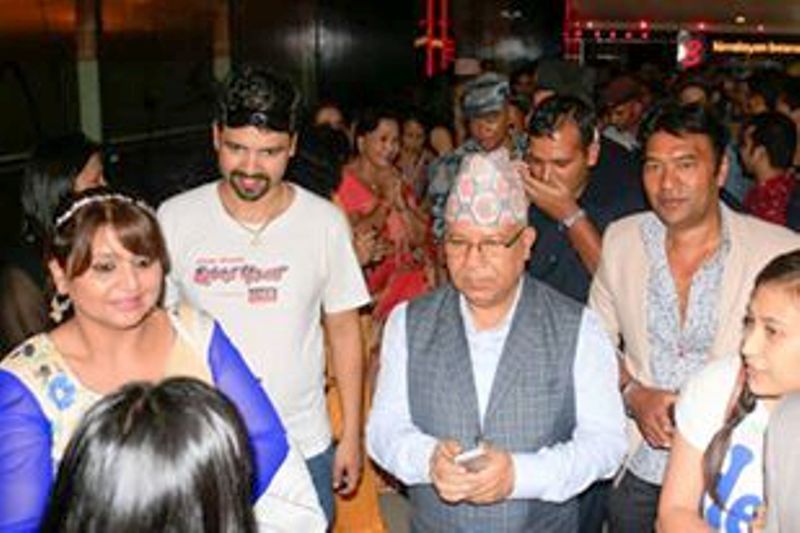 पूर्वप्रधानमन्त्री माधव नेपाललाई हलमा स्कर्टिङ्ग गर्दै निर्देशक दीपाश्री निरौला