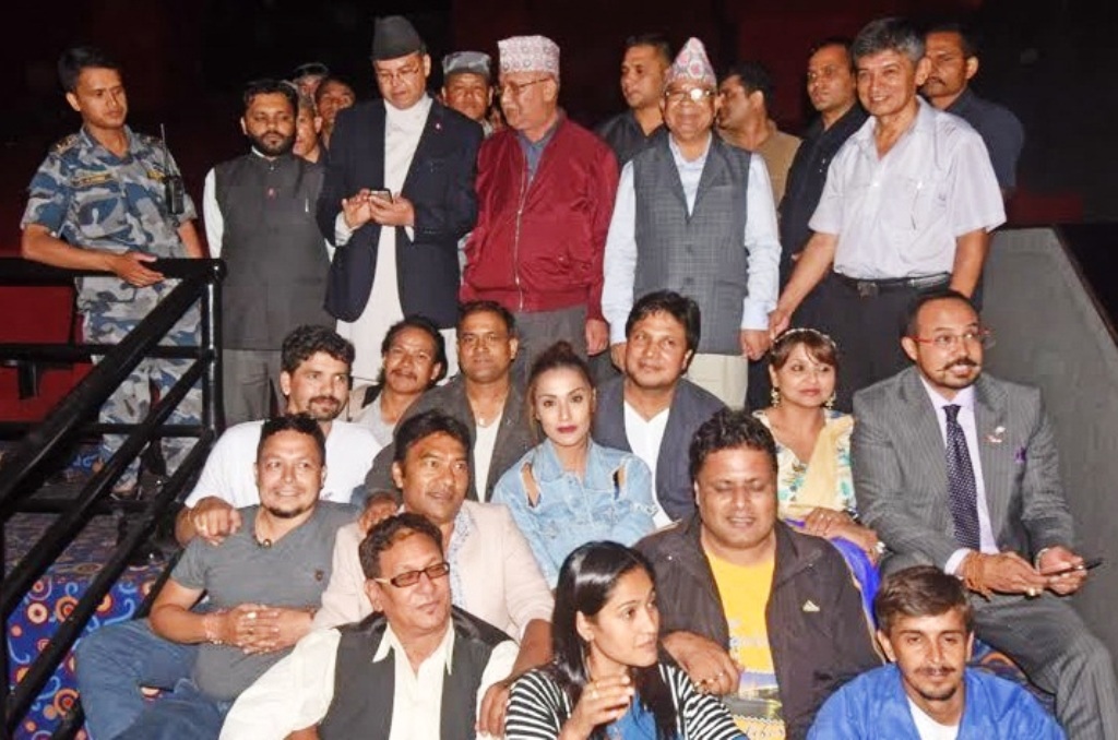 नेकपा एमाले नेताहरु छक्का–पञ्जा हेर्न आउंदा कलाकार तथा दर्शकहरु दंगदास