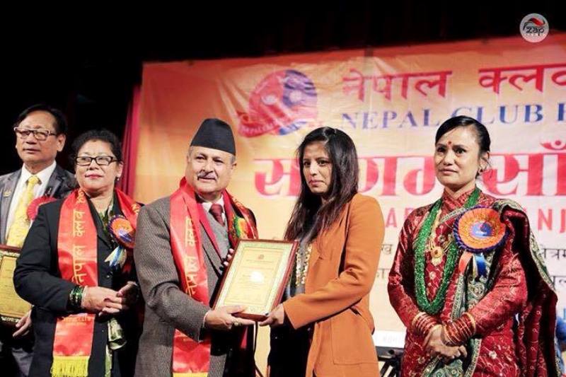 बरिष्ठ संगीतकार दीपक जंगमवाट सम्मानित बन्दै सोनम महर्जन ।