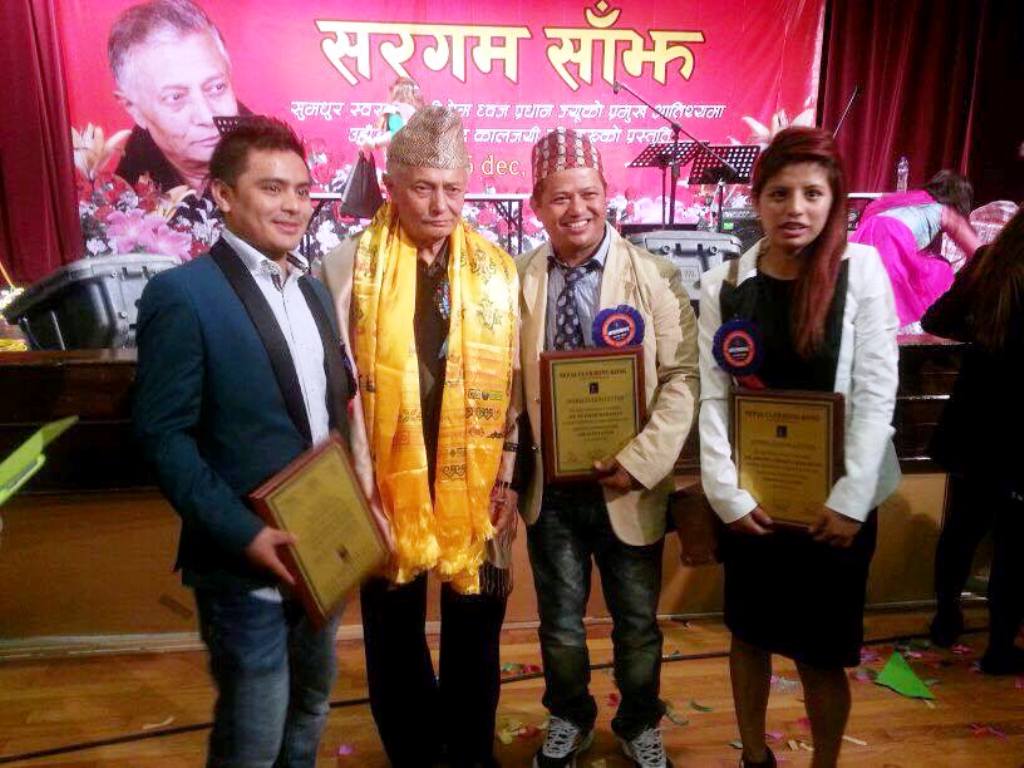 बरिष्ठ गायक प्रेमध्वज प्रधानका साथमा सम्मान ग्रहण पश्चात कृष्णभक्त, सोनम र स्वदेश महर्जन ।