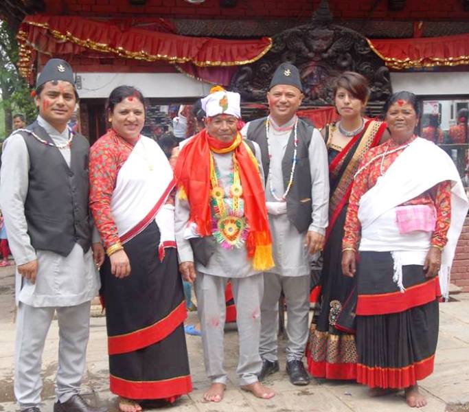 दुई बर्ष अगाडि नेपालमा उस्ताद कृष्णभक्त महर्जन १०३ बर्षका हजुरबुवा रामवहादुर महर्जन तथा परिवारका साथमा ।