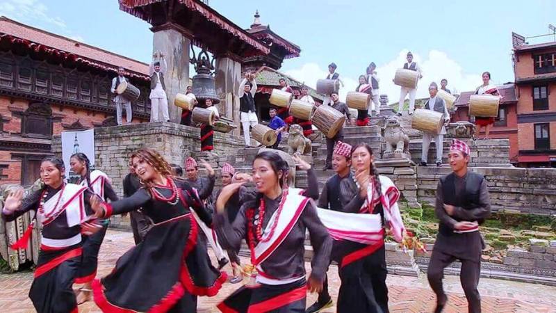 हाल निक्कै चर्चामा रहेको उस्ताद कृष्णभक्त महर्जनको चर्चित गीत द्योँथाय वनेत्यंम्ह मयजु बोलको गीतको म्युजिक भिडियोको रमाइलो दृश्य ।