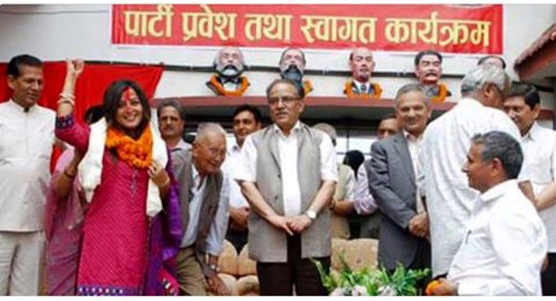 कुनैबेला माओवादी अध्यक्ष प्रचण्डसंग माओवादी पार्टीमा स्वागत र प्रवेश गर्दाको अवसरमा खिचिएको रेखा थापाको यो तस्बीर आफै बोल्छ !