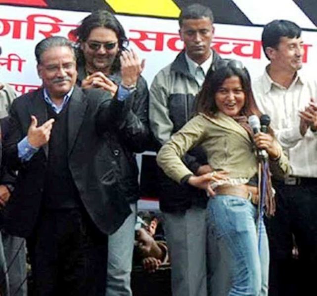 प्रचण्डसँग कुममा कुम जोडेर प्रचण्डसँग नाँच्ने र प्रचण्डलाई नचाएको रेखा थापाको यो तस्वीरले रेखा थापालाई नै यतिखेर प्रश्न गरिरहेको छ–पार्टी परिवर्तन के र कसका लागि हो ?