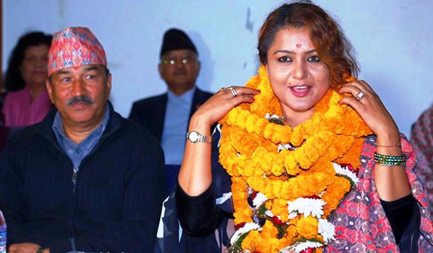 राप्रपामा विधिवत रुपमा प्रवेश पछि राप्रपाका अध्यक्ष कमल थापासँग अभिनेत्री रेखा थापाको क्लिक !