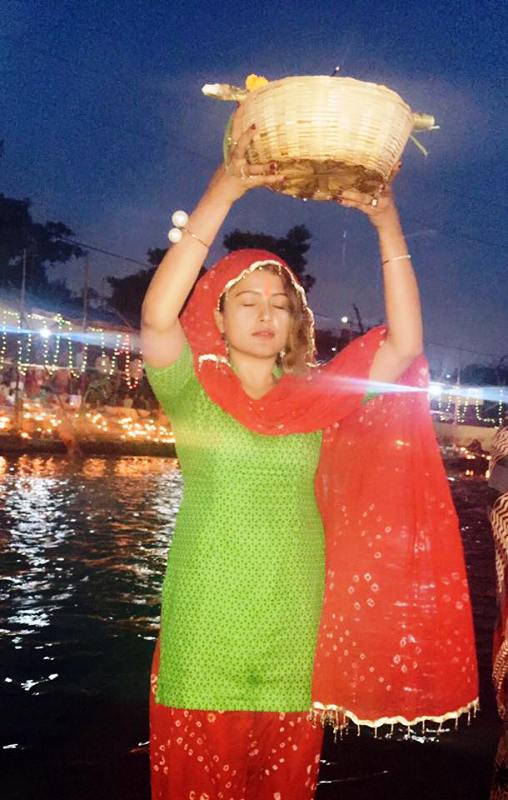 Nepalese Actress Rekha Thapa worshiped Chhathi Maiya in Chhatha Parba.