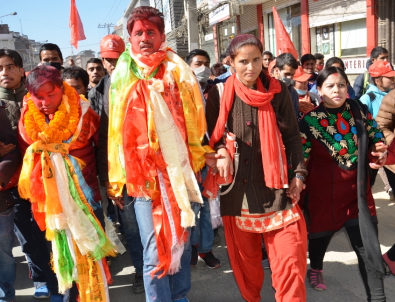 कालोमोसो दल्ने दुई युवा प्रकाश शाही र चन्द्र बुढा एक महिनाको जेल सजायवाट रिहा भएको लगतै उनीहरुको शुक्रबार अबिर जात्रा भएको छ। काठमाडौको टेकु देखि त्रिपुरेश्वरसम्म कुनै चुनाव जितेका नेताहरुलाई जस्तै अबिर जात्रा गरिएको थियो।