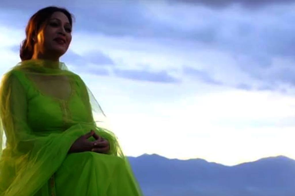 Actress Jeny Kunwar Singing Song